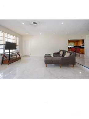 Entire 4 bedrooms home 10min to the beach Aventura mall